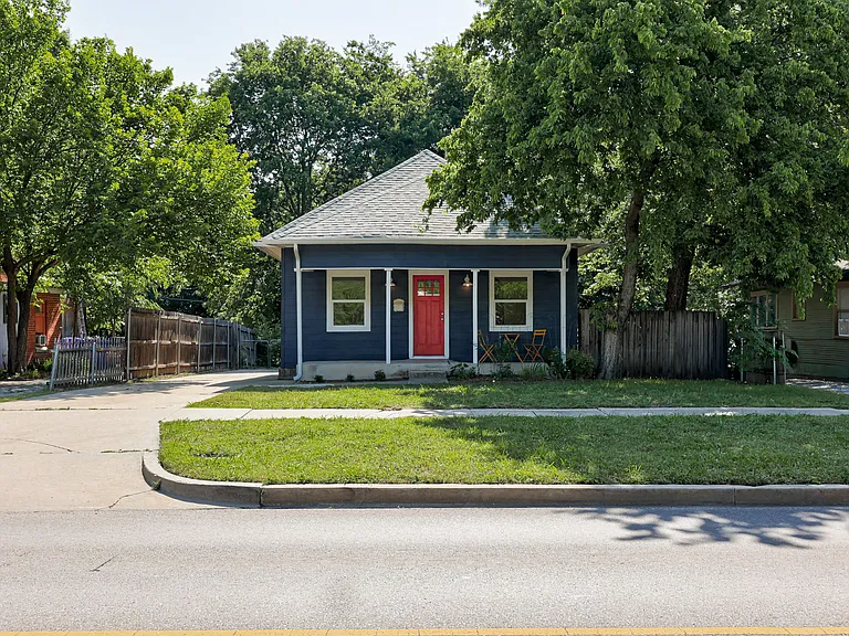 311 S Flood Ave — Photo 3