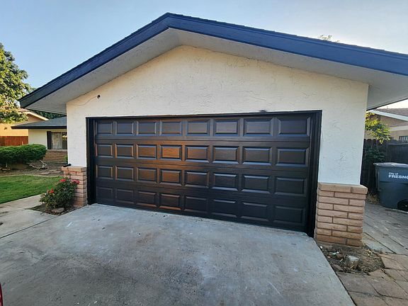 4th image of 215 N Sylmar Ave