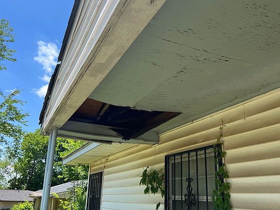 2nd image of 3807 Colton Ln NE