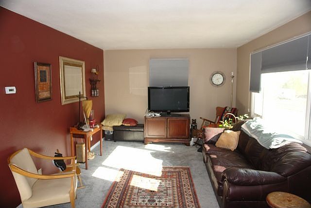 2nd image of 902 Richards St