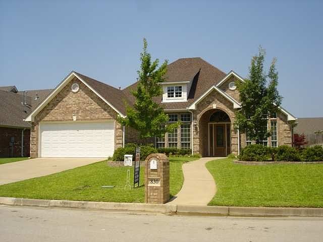 1st image of 830 Carriage Dr