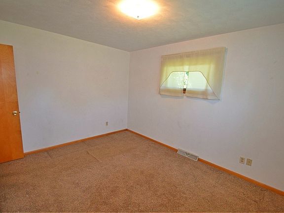 4th image of 56761 Meadowood Dr