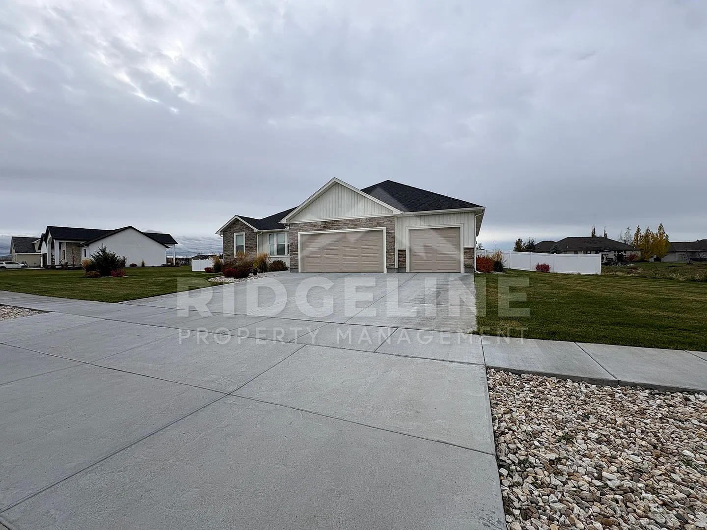 Spacious 6-Bedroom Home with 4-Car Garage & Fully Fenced Backyard! — Photo 2