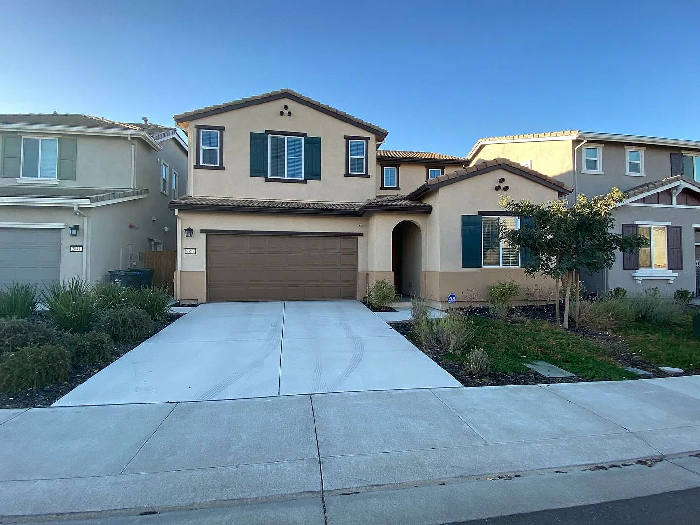 Newer 4 Bedroom 3 bath — Photo 1