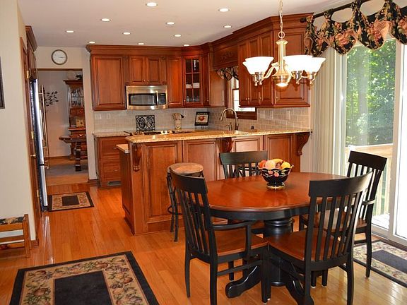 5th image of 185 Potters Ln
