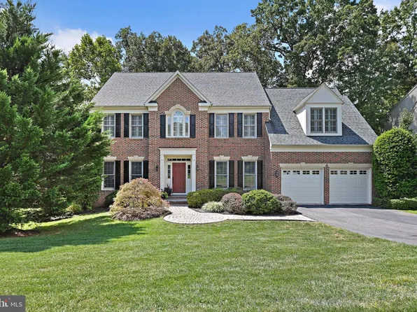 1832 Foxstone Dr, Vienna, VA 22182