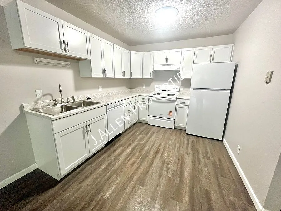 Spacious, Renovated 1 Bed — Photo 1