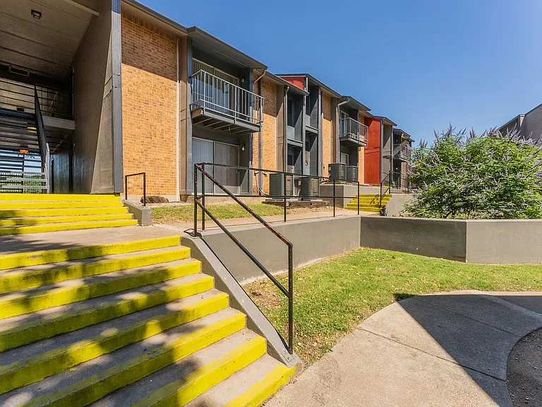 South Crest Apartments: All Bills Paid -Dazzling Dallas Apartments in Quiet Area! — Photo 113