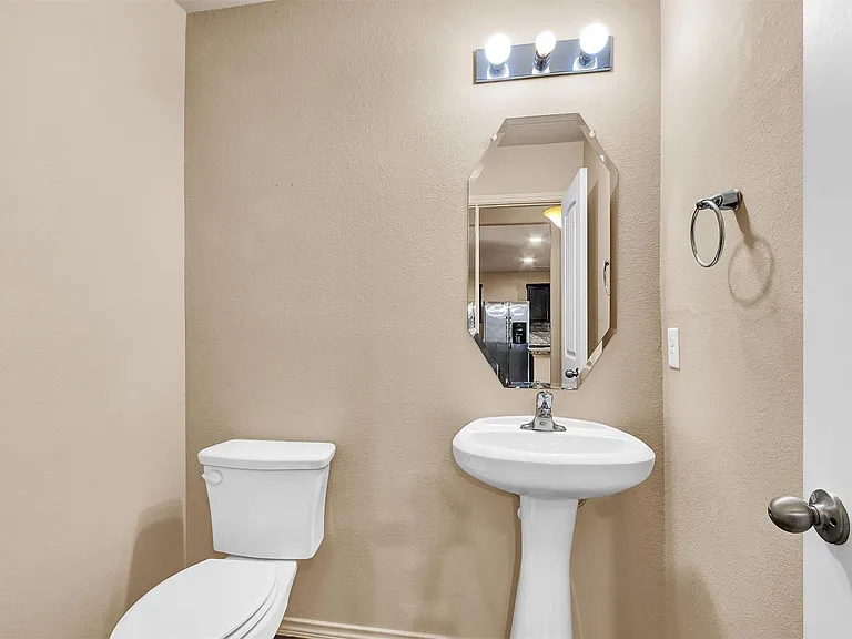 2119 Treasure Mountain Dr — Photo 13