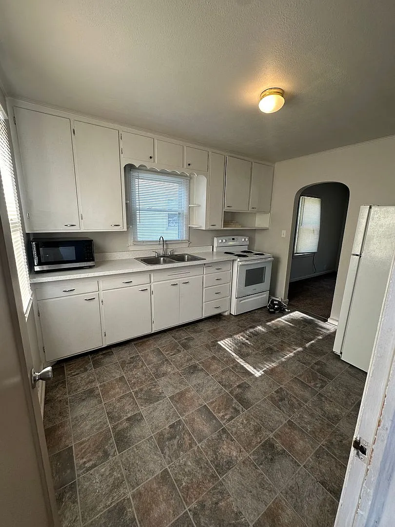 2 bed, 1.0 bath, 768 sqft, $1,300 — Photo 3