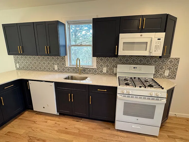 57 Morris Ave — Photo 3