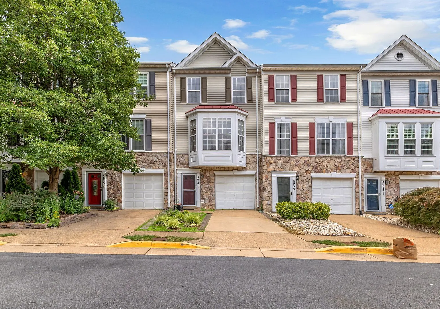 Dream Townhome in Kingstowne Updated Elegance with Flexible Living Space — Photo 1