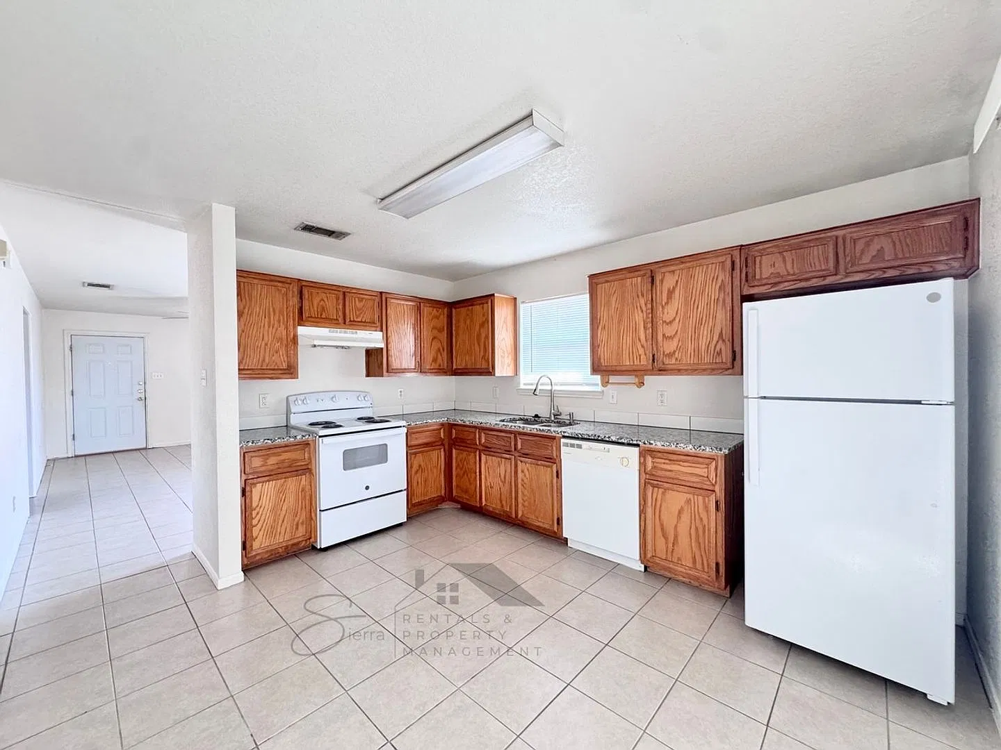 Cute As A Bug! 2 Bedroom, 2 Bathroom, 1 Car Garage Townhome — Photo 2