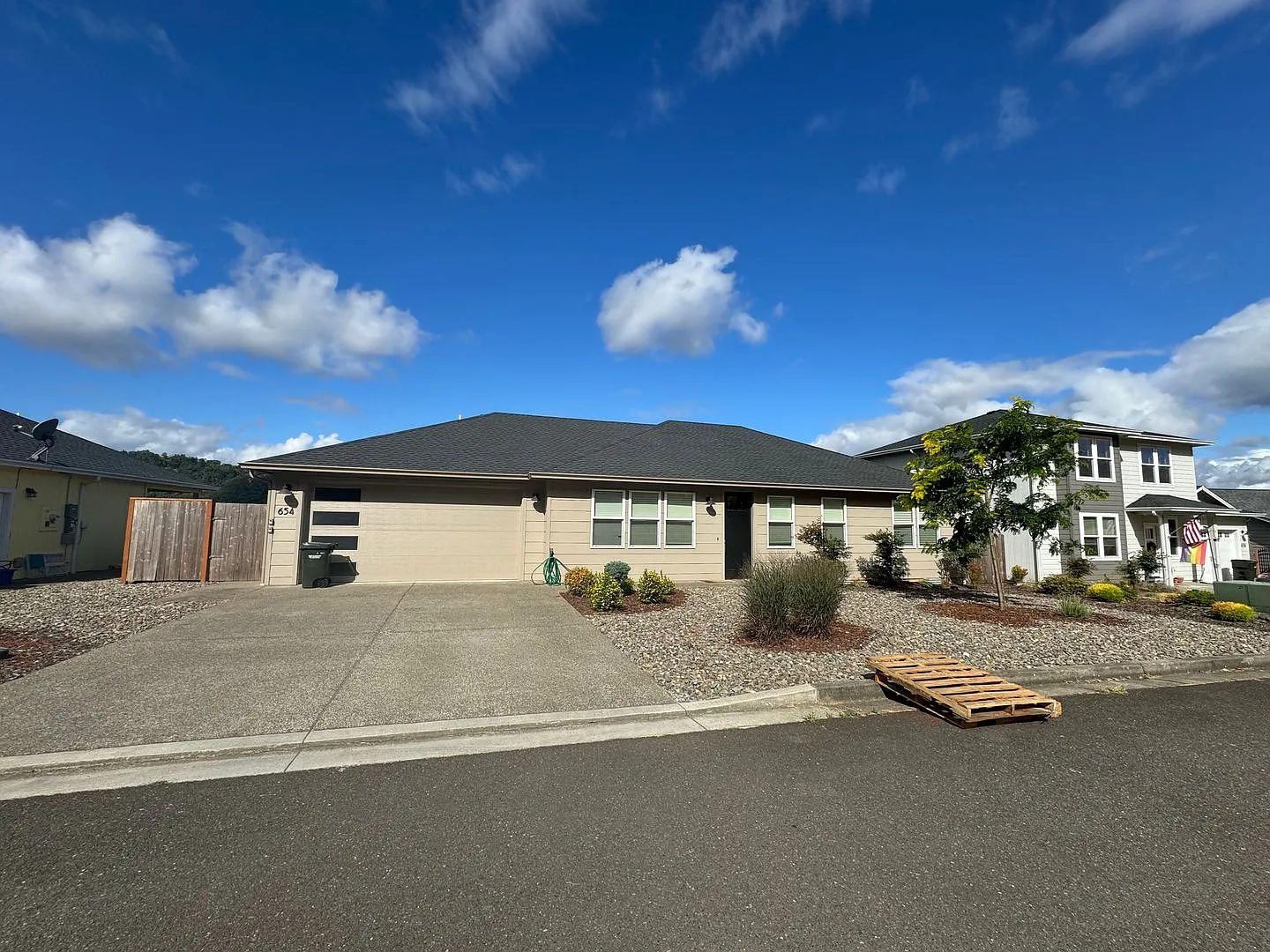 Rooms for rent in wonderful North Roseburg Home with views in Winchester — Photo 1