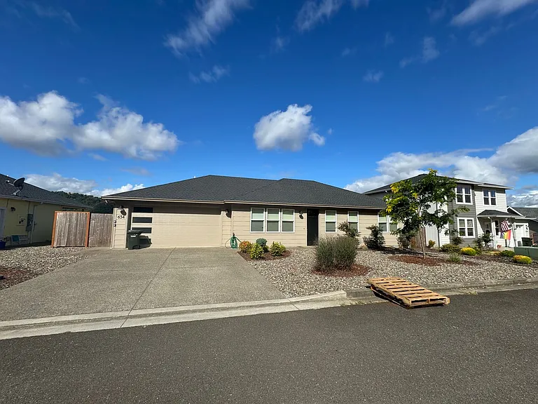 654 N View Dr — Photo 1