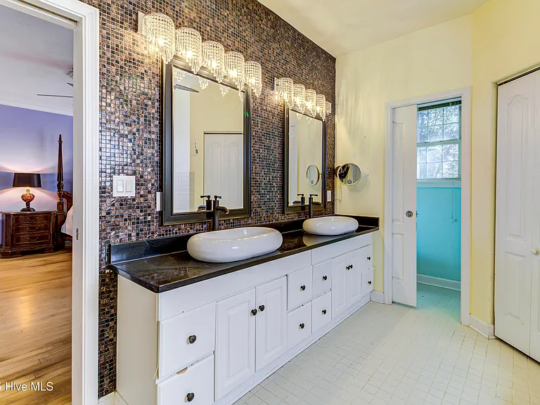 613 Clarendon Ave — Photo 20