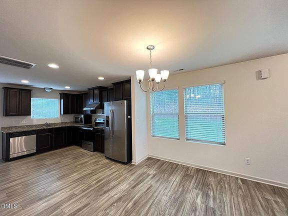 4th image of 18 Rochambeau Ct