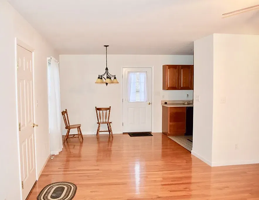 3 bed, 1300 sqft, $2,200 — Photo 2