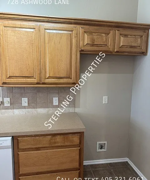 728 Ashwood Ln — Photo 17