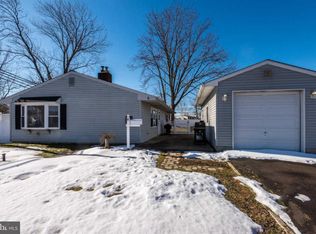 6 Idlewild Rd, Levittown, PA 19057