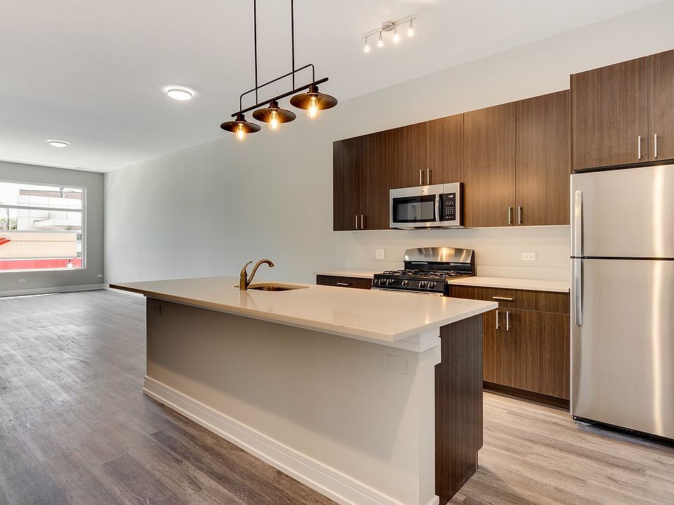 1st image of 3220 N Lincoln Ave #201