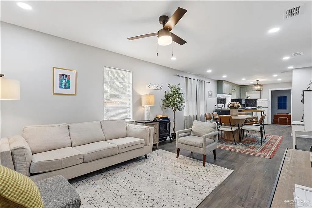 3 bed, 1.0 bath, 1320 sqft, $1,400 — Photo 3
