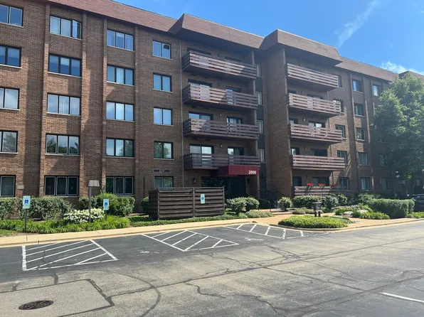 2000 Chestnut Ave APT 207, Glenview, IL 60025