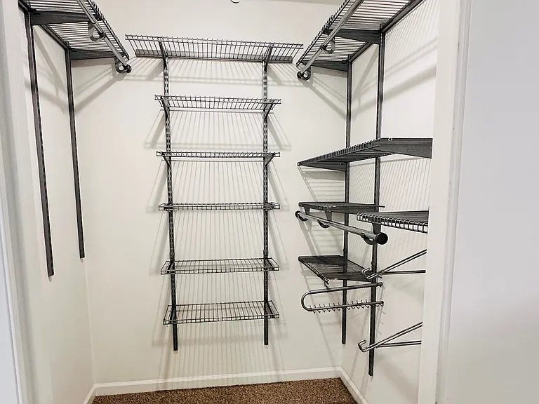 Waling closet