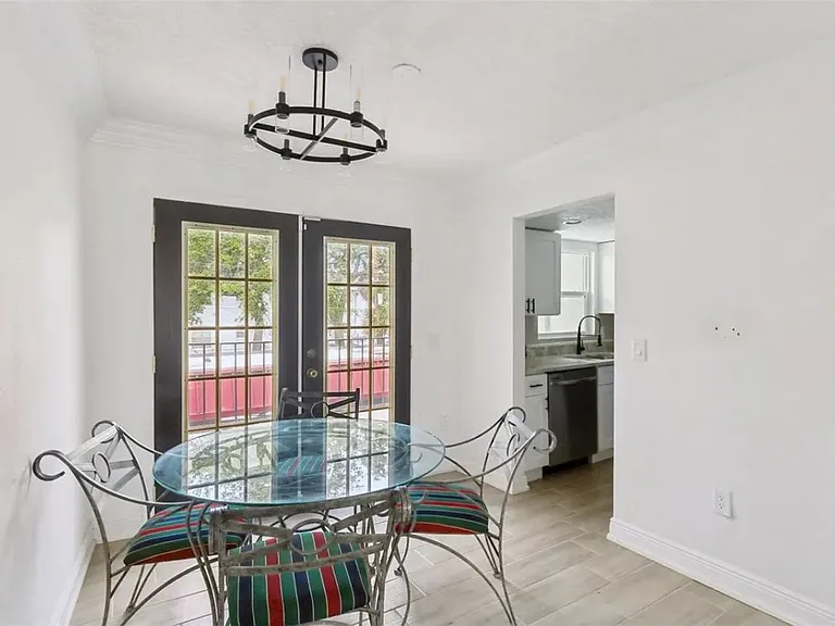 170 E Davis Blvd — Photo 2