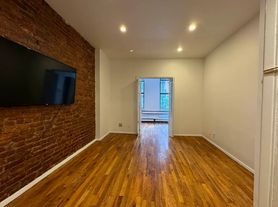 451 W 46th St