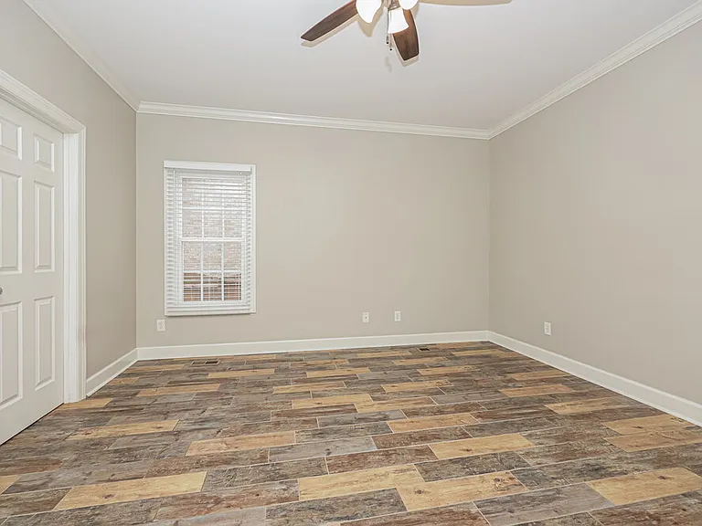 411 Carmel Dr — Photo 9
