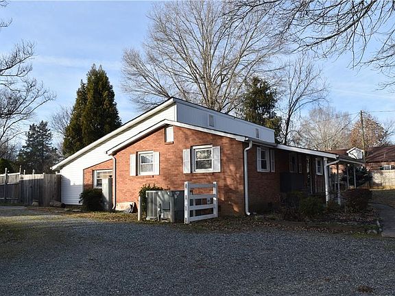 5th image of 2833 Maple Ave