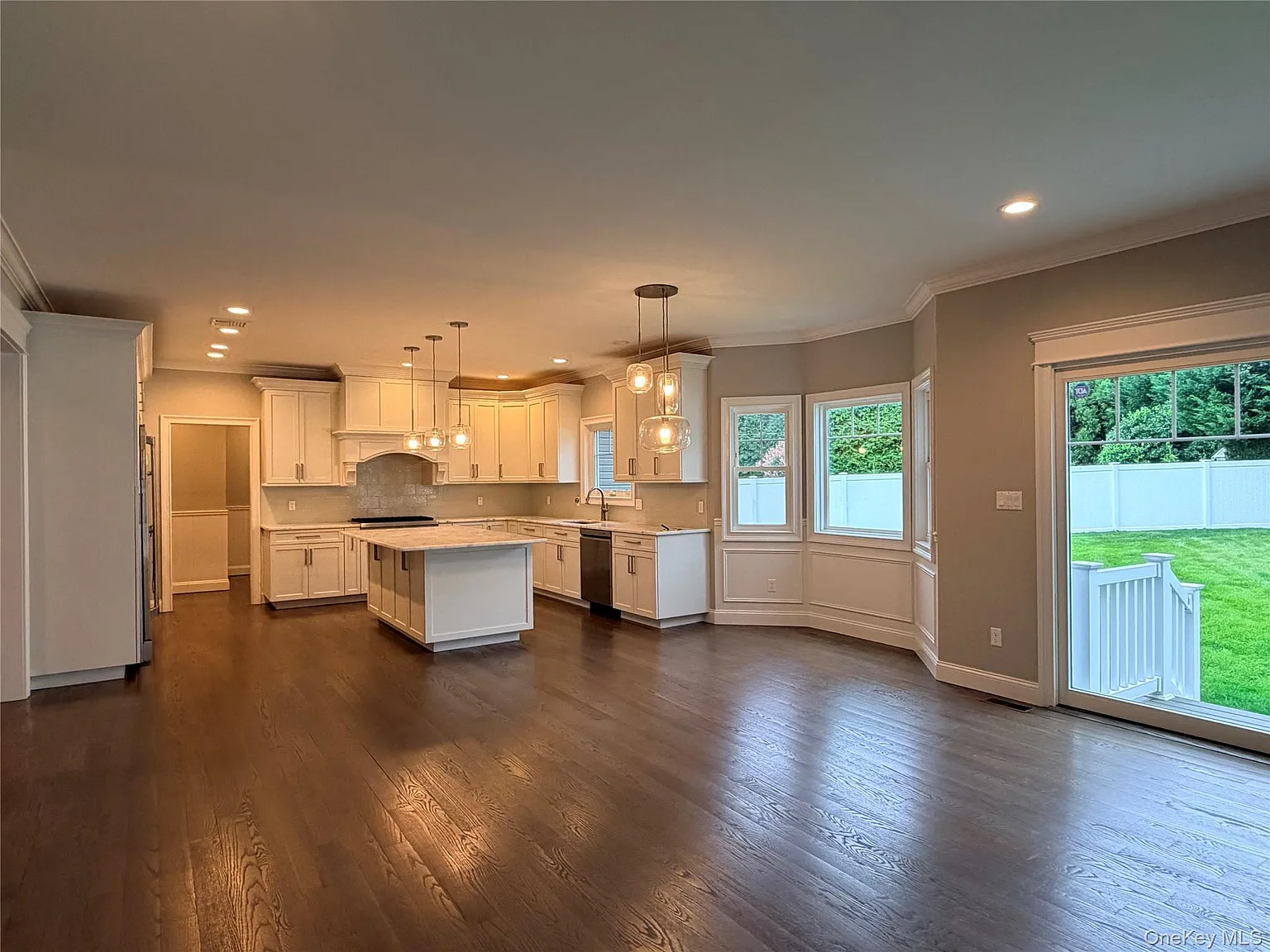 5 bed, 4.5 bath, 4000 sqft, $9,600 — Photo 3