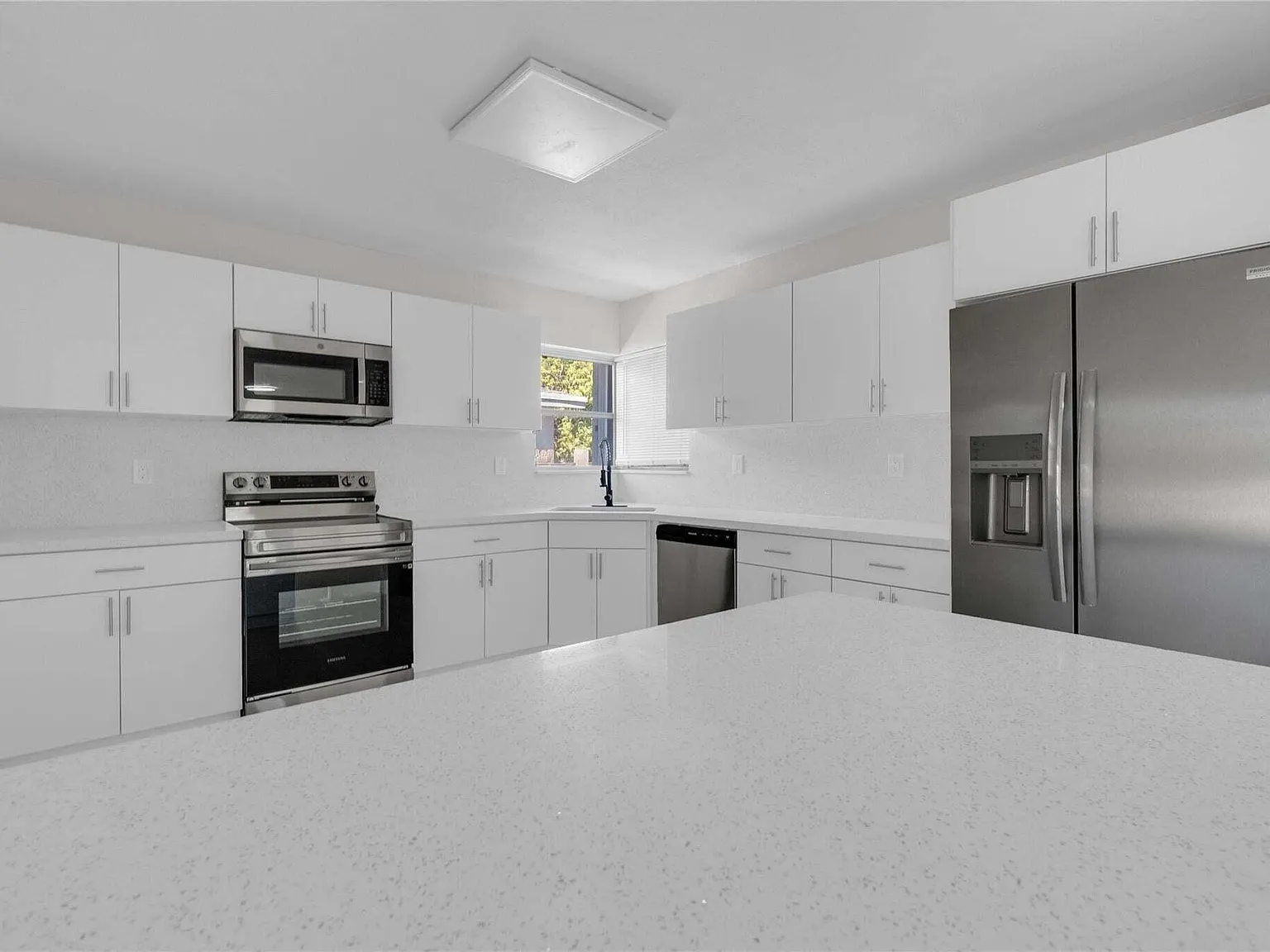 3 bed, 2.0 bath, 1769 sqft, $3,700 — Photo 4