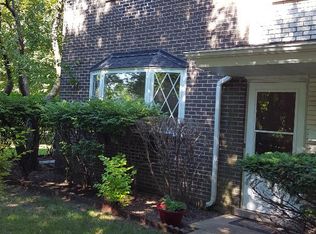 37 1st St, Wheeling, IL 60090