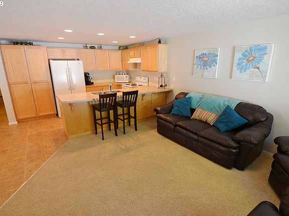 3rd image of 519 SE 15th Ave