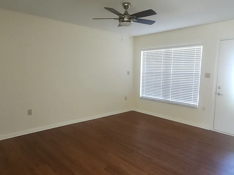 897 Alexander Ave — Photo 2
