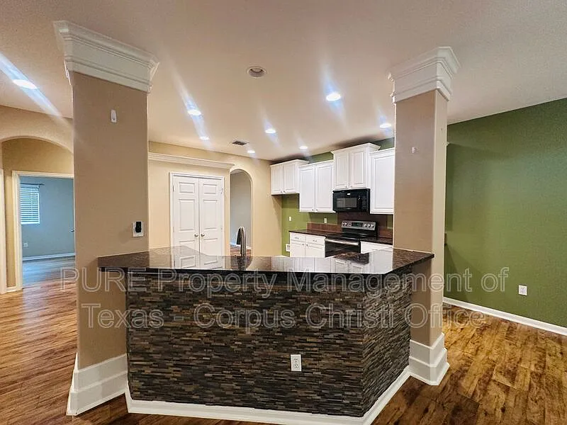 3 bed, 2.0 bath, 1759 sqft, $2,300 — Photo 4