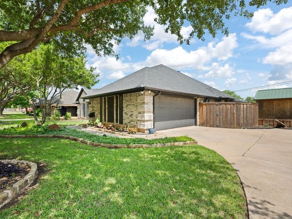 425 Sherwood Ct, Burleson, TX 76028