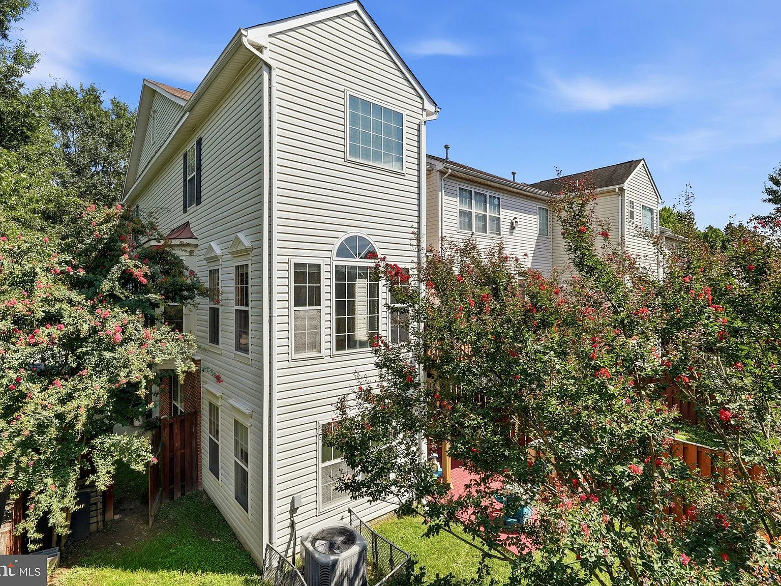 4 bed, 3.5 bath, 2242 sqft, $5,000 — Photo 4