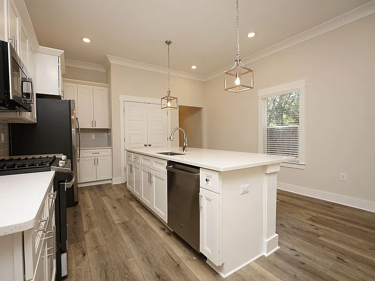 1568 Pine St — Photo 9