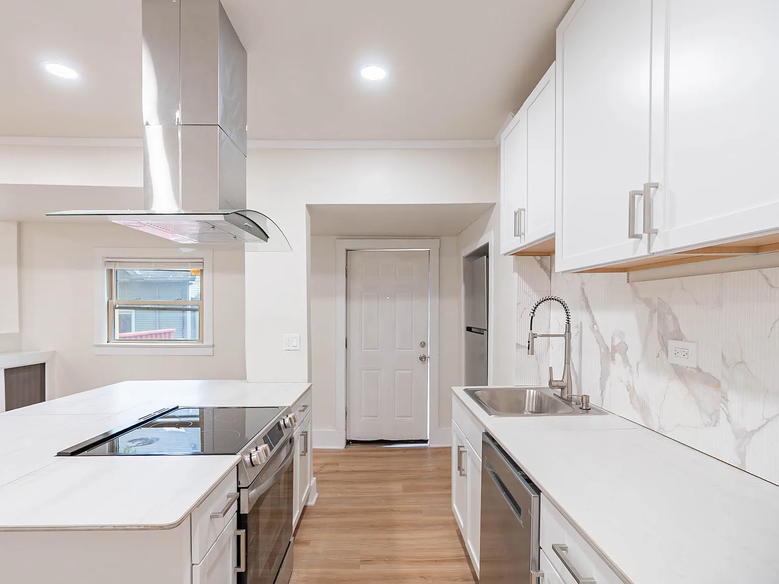 3 bed, 1100 sqft, $2,450 — Photo 3