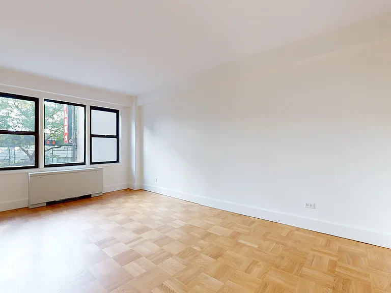 220 E 63rd St #1L — Photo 3