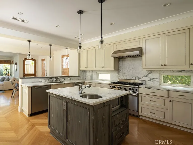512 Avocado Ave — Photo 2