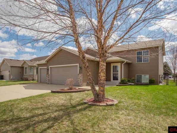 2221 Fairbanks Dr, North Mankato, MN 56003