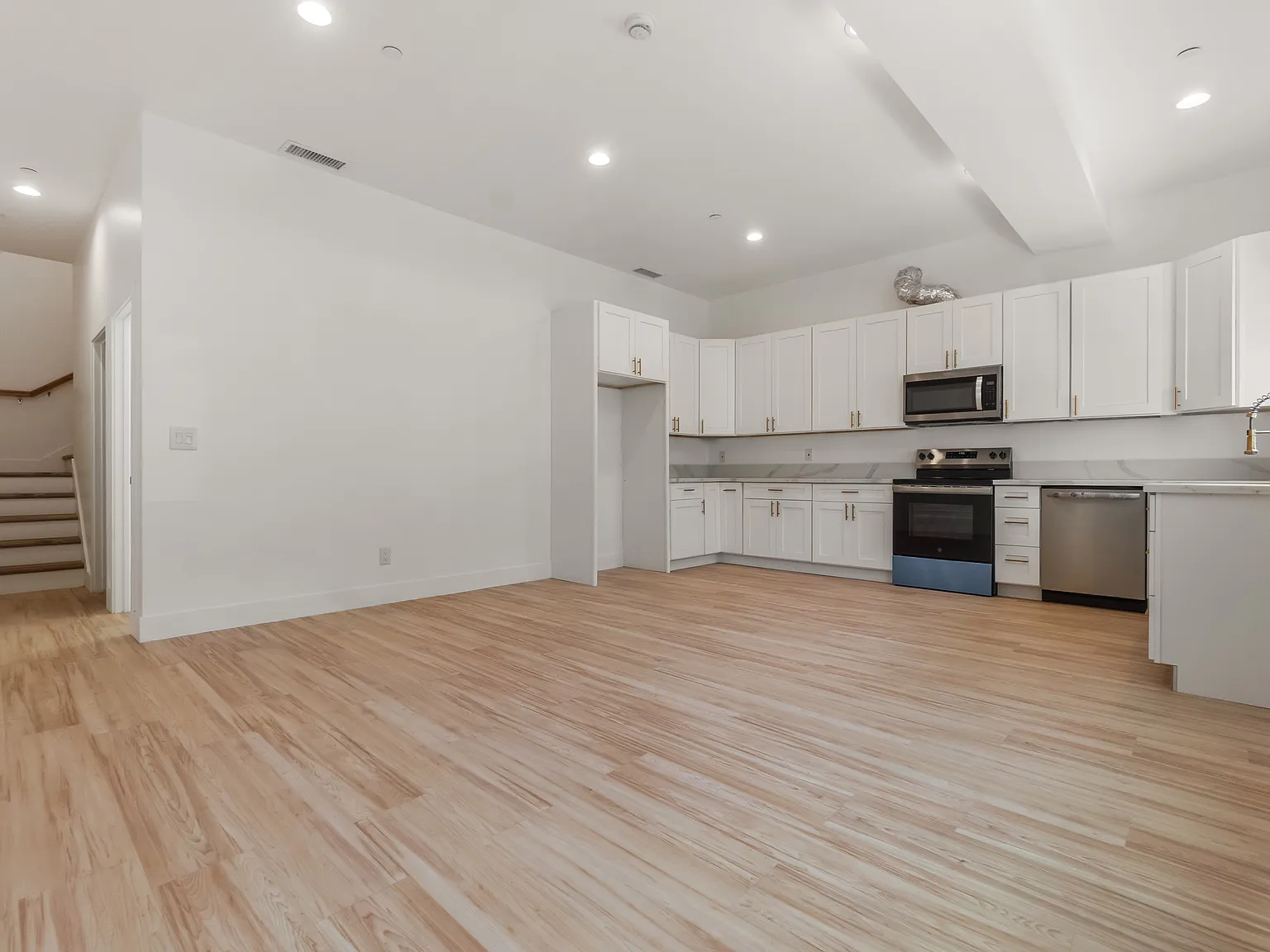 3 bed, 1200 sqft, $3,600 — Photo 1