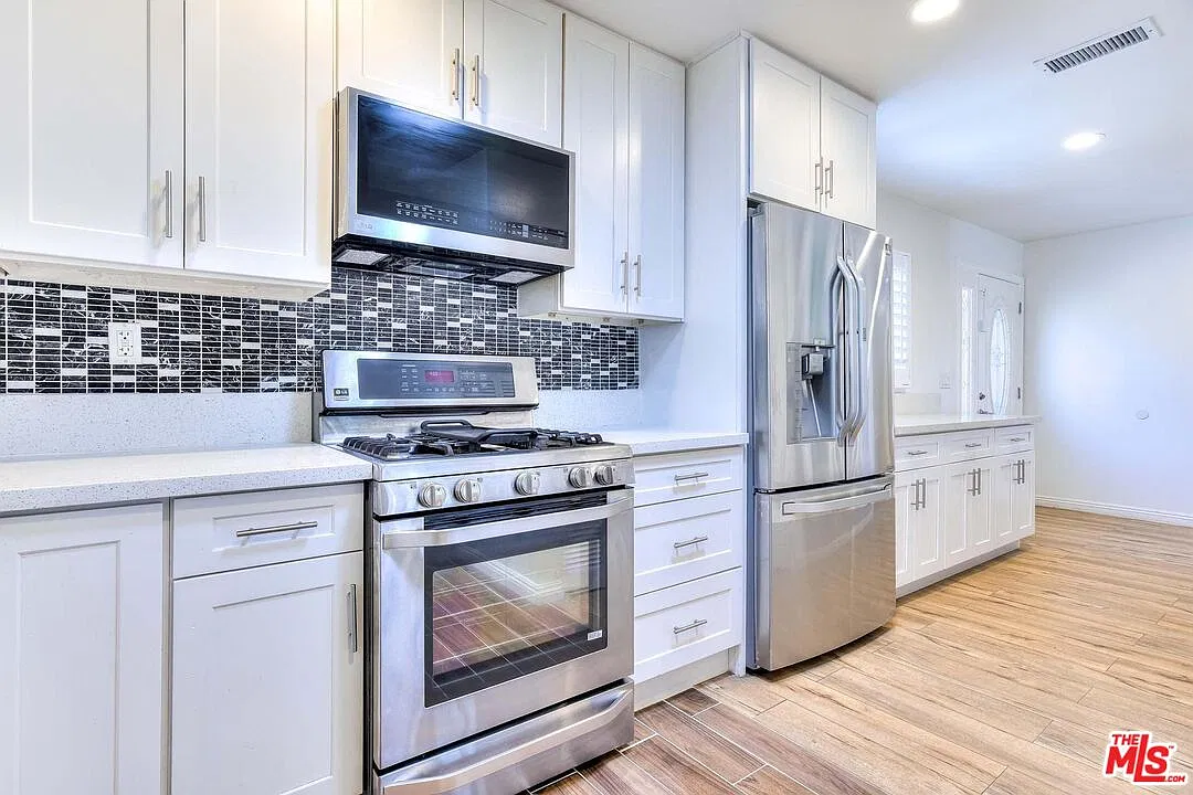 3 bed, 2.0 bath, 1739 sqft, $5,900 — Photo 4