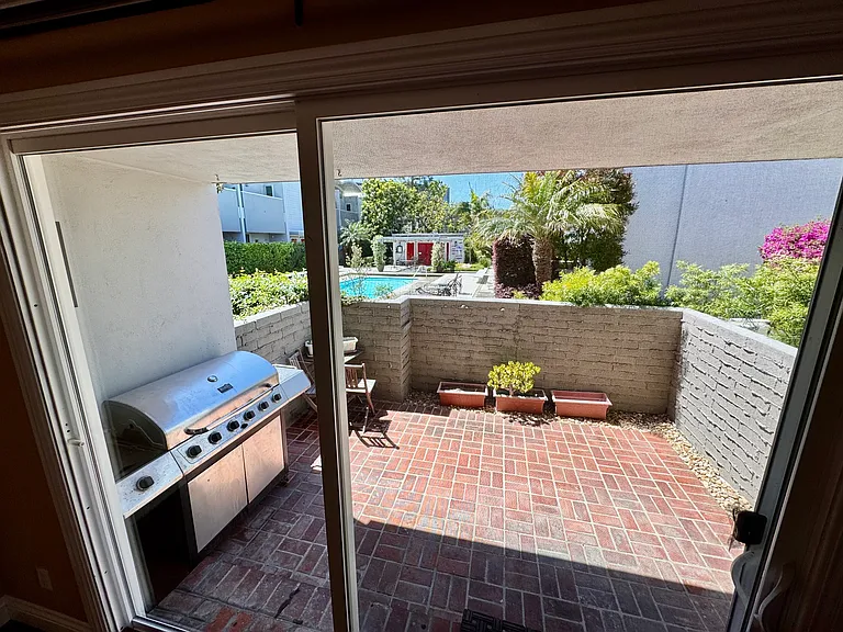 Patio / BBQ (included)