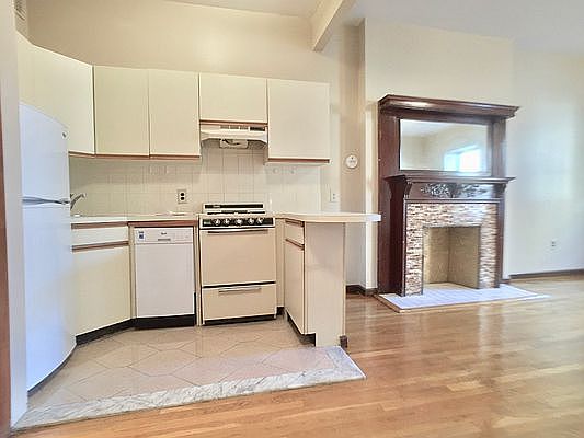 4th image of 306 W 106th St #40F