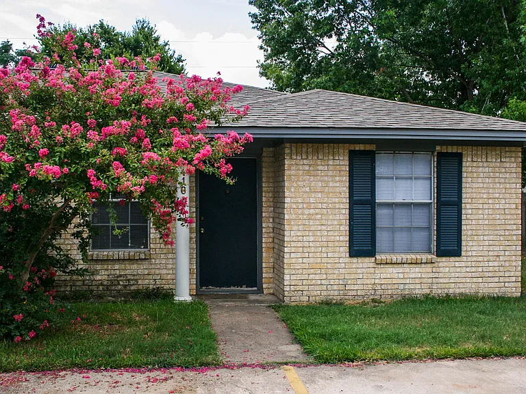1418 Hillside Dr — Photo 2